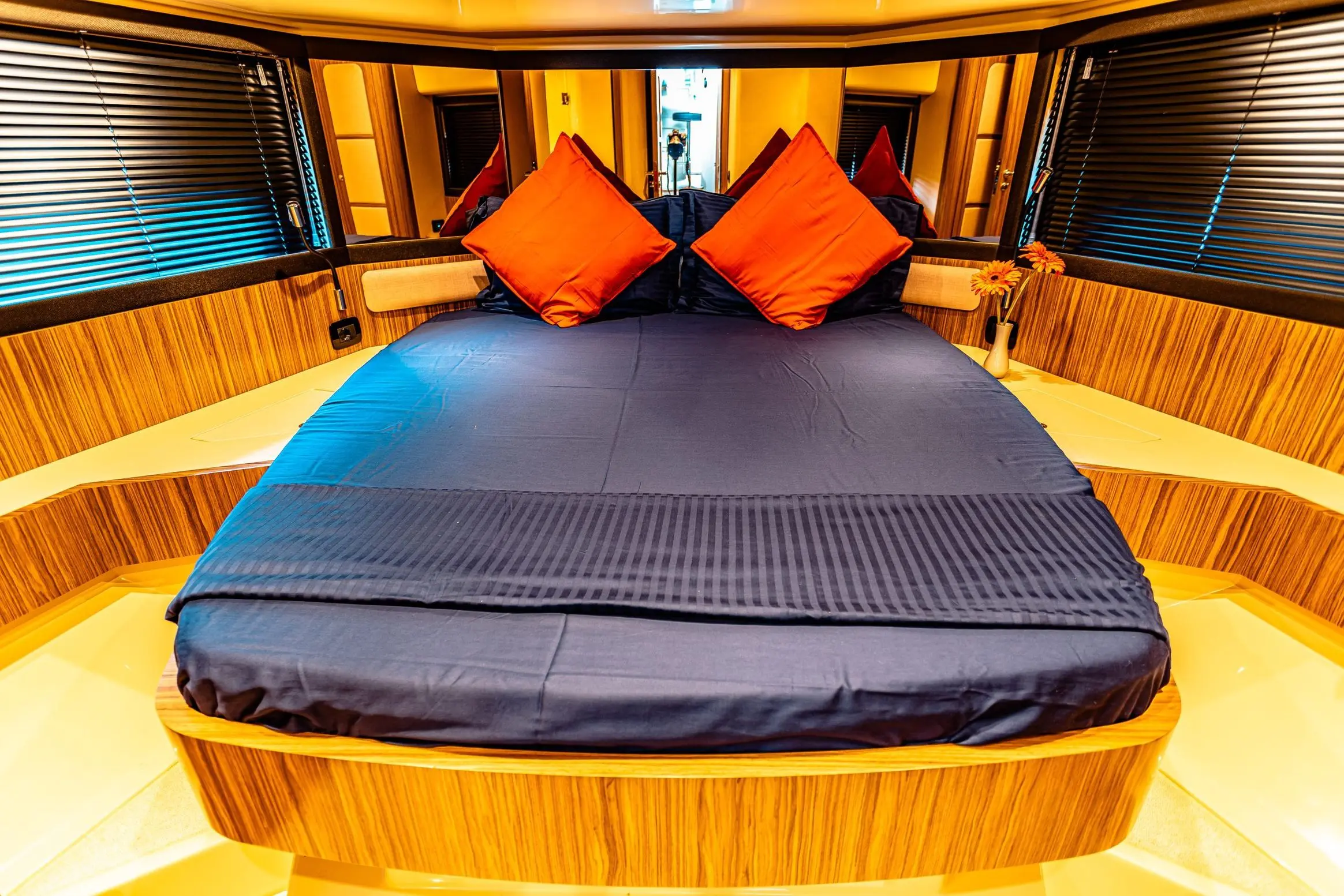 Azimut 50 Migueria yacht master bedroom cabin interior