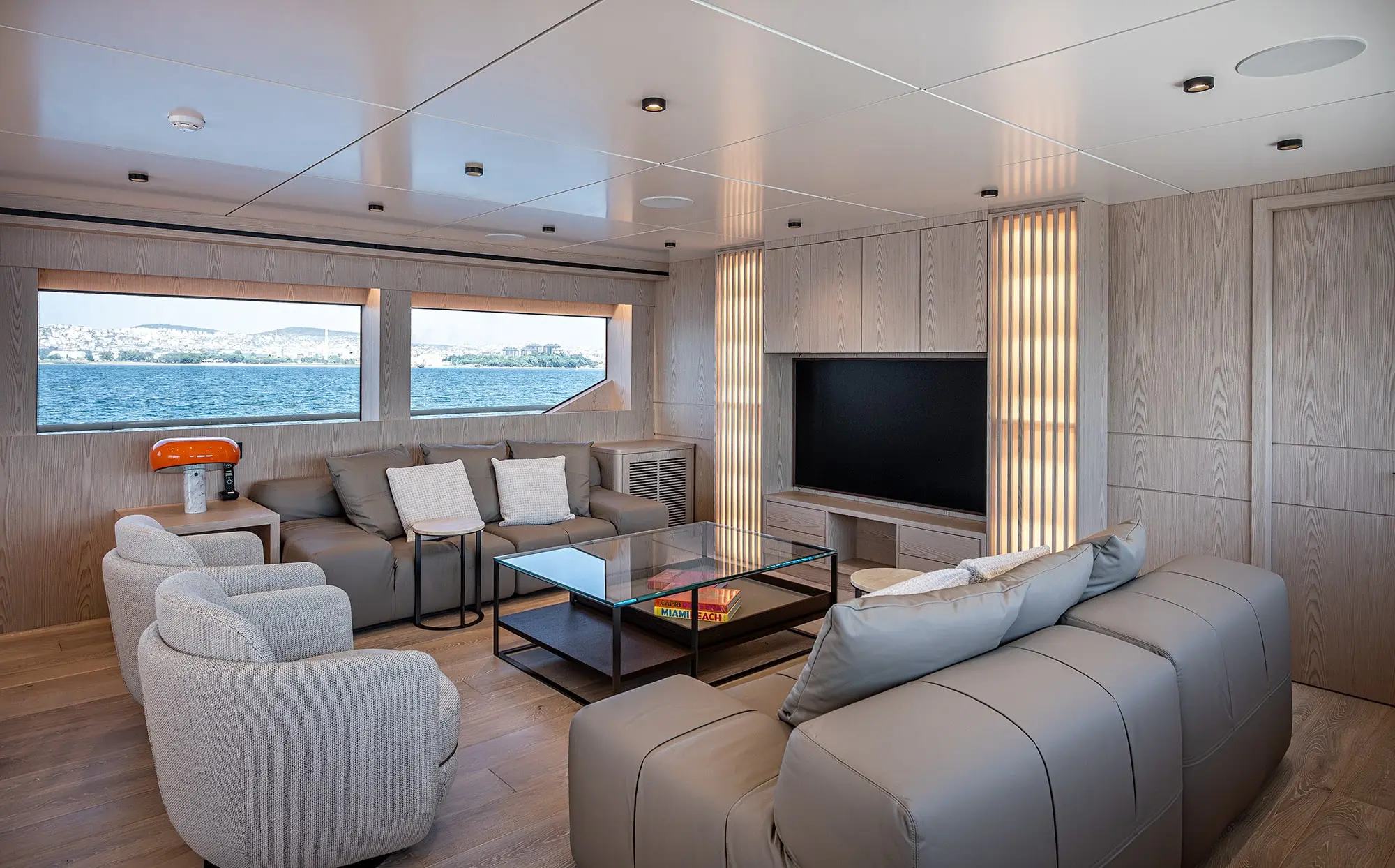 Numarine 40MXP sky lounge seating with television and bar