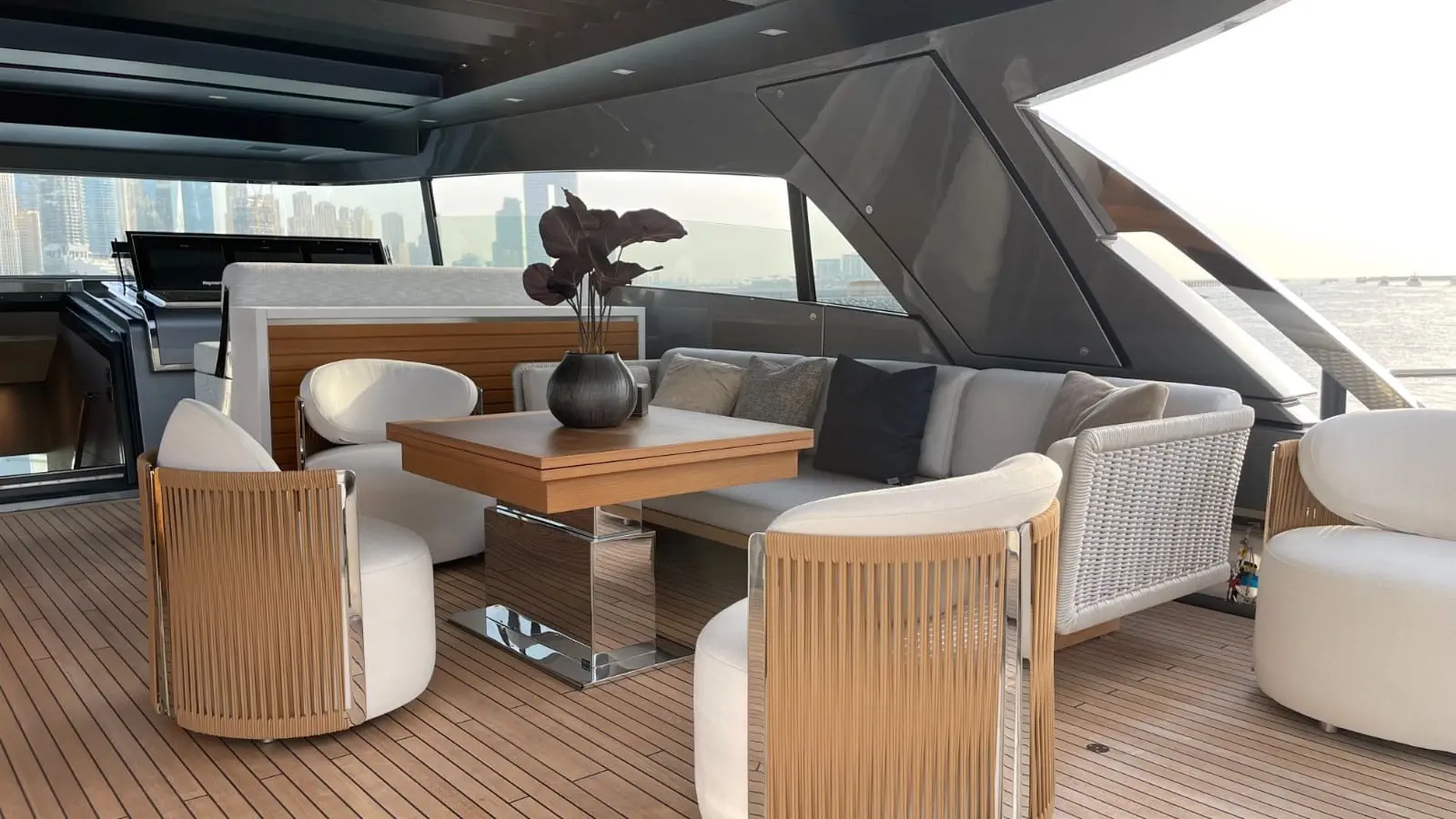 SanLorenzo SX88 flybridge lounge and bar, broker photo