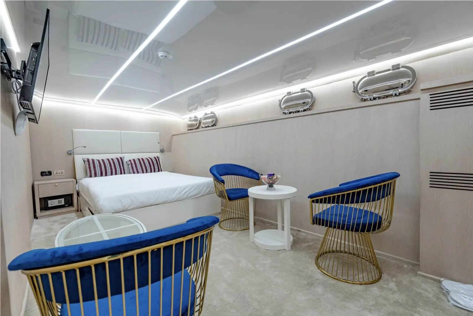 Finesse yacht twin cabin with single beds and ensuite bathroom