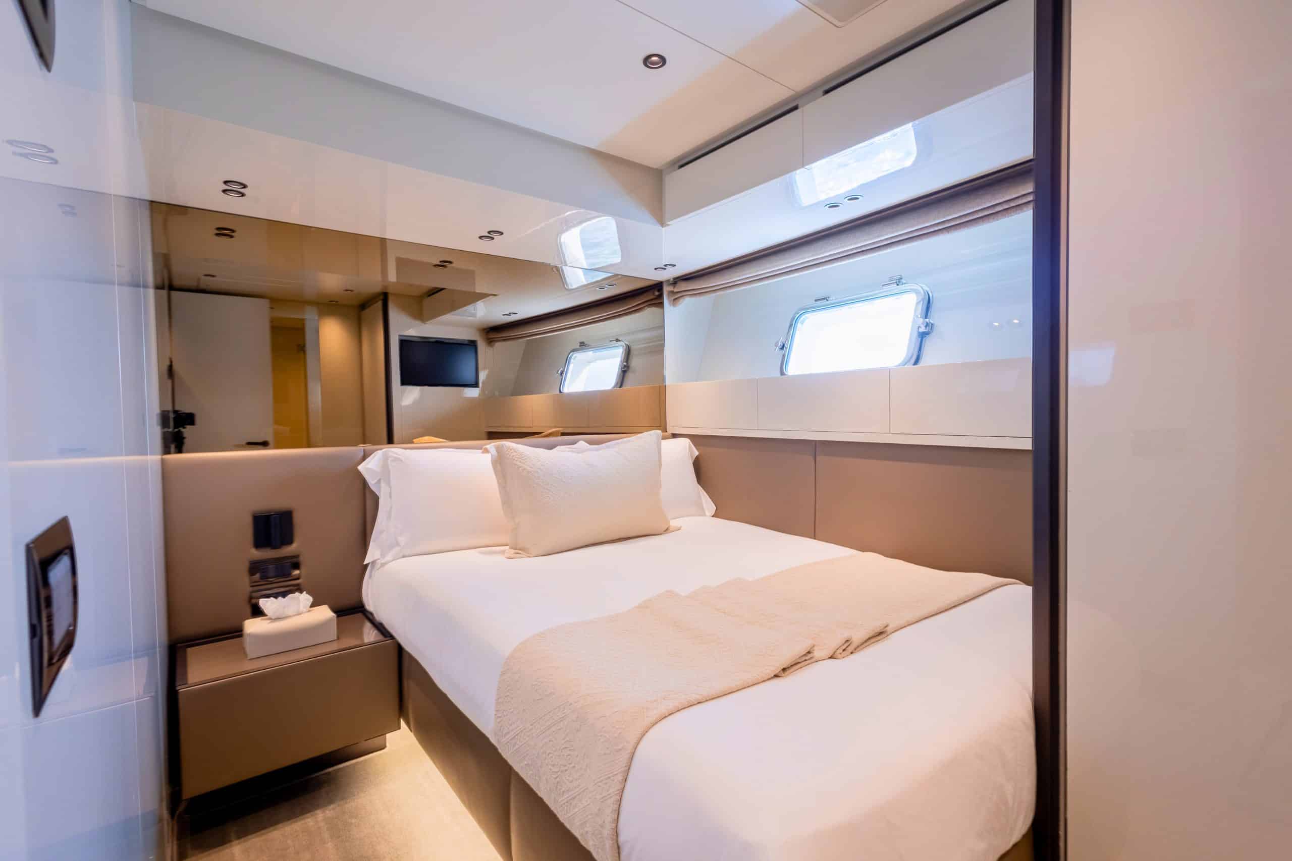 SanLorenzo SX88 guest double cabin in soft neutral tones
