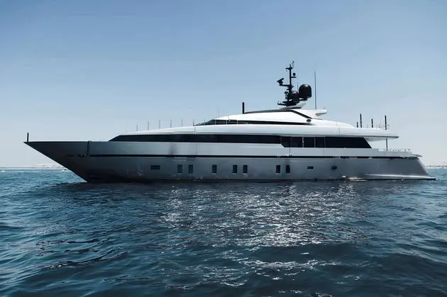 Sanlorenzo 40 Alloy clean aluminium profile on calm water