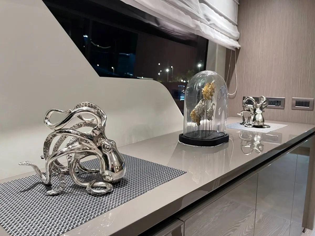 SanLorenzo SX88 interior decor detail, broker photo