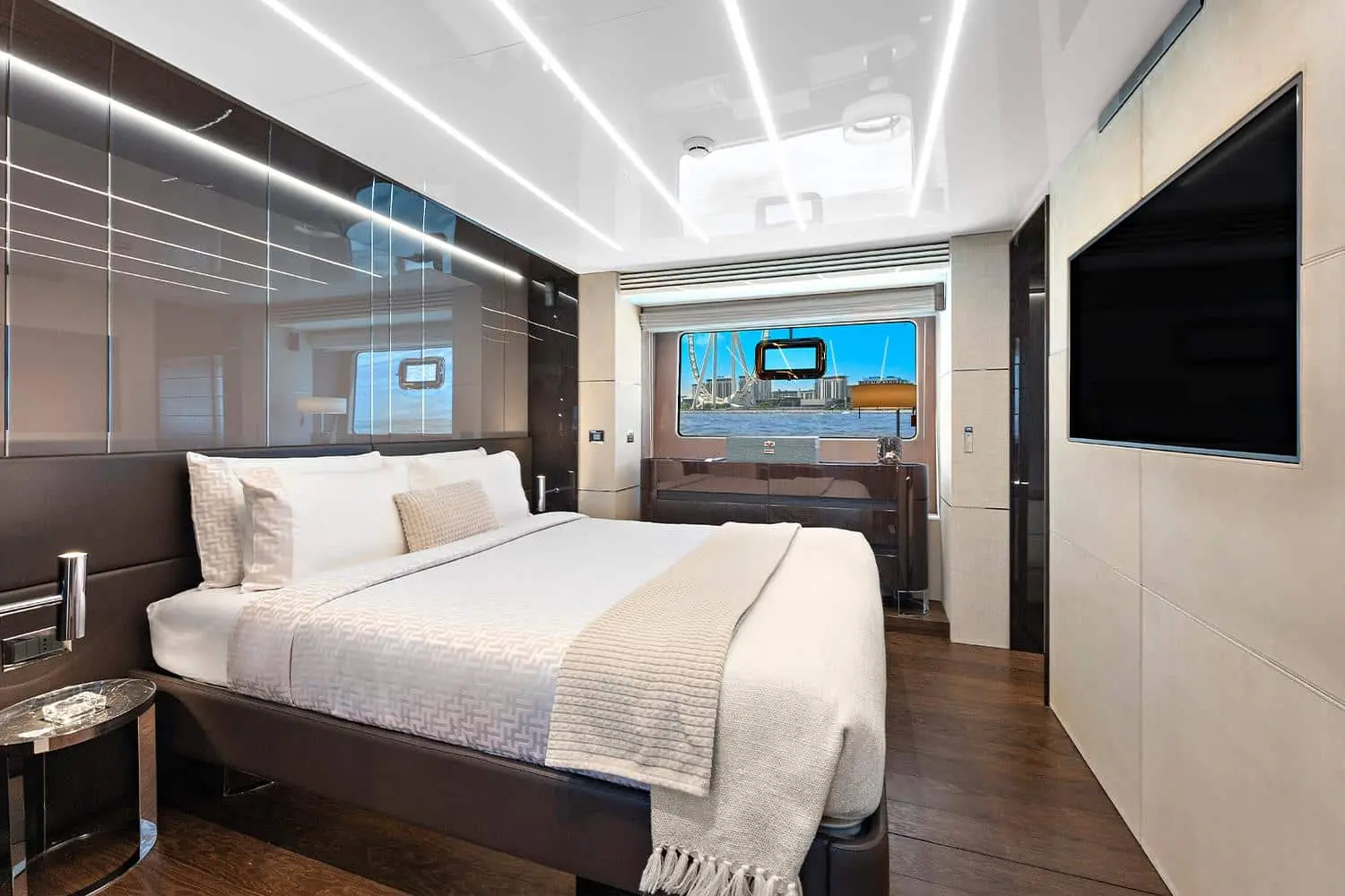 Cranchi Settantotto 78 master cabin with hull window and television