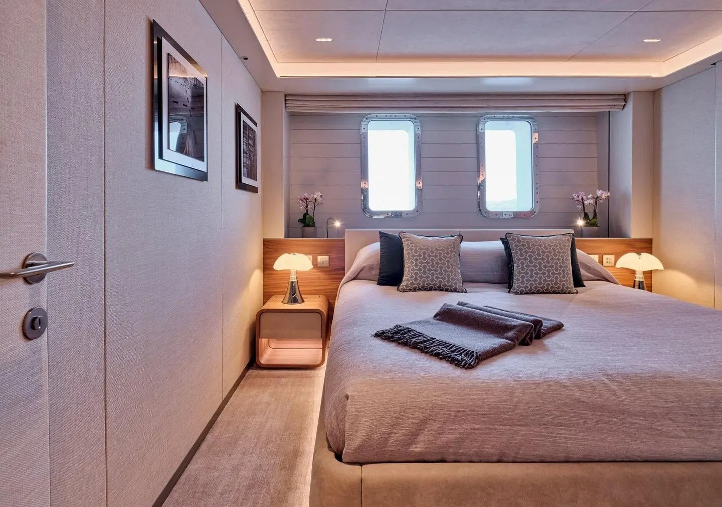 Sanlorenzo 500EXP guest cabin with twin portholes, broker photo
