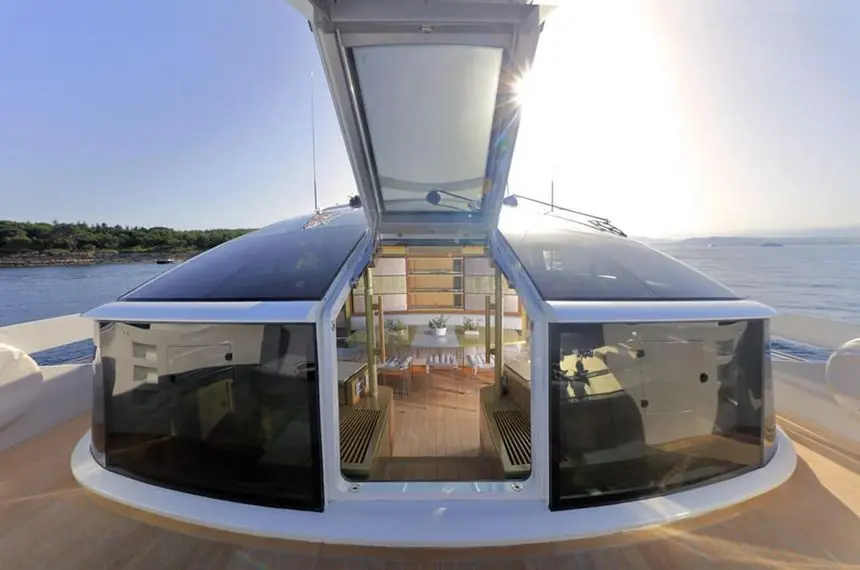 Baia 100 glass saloon with opening roof, seen from foredeck