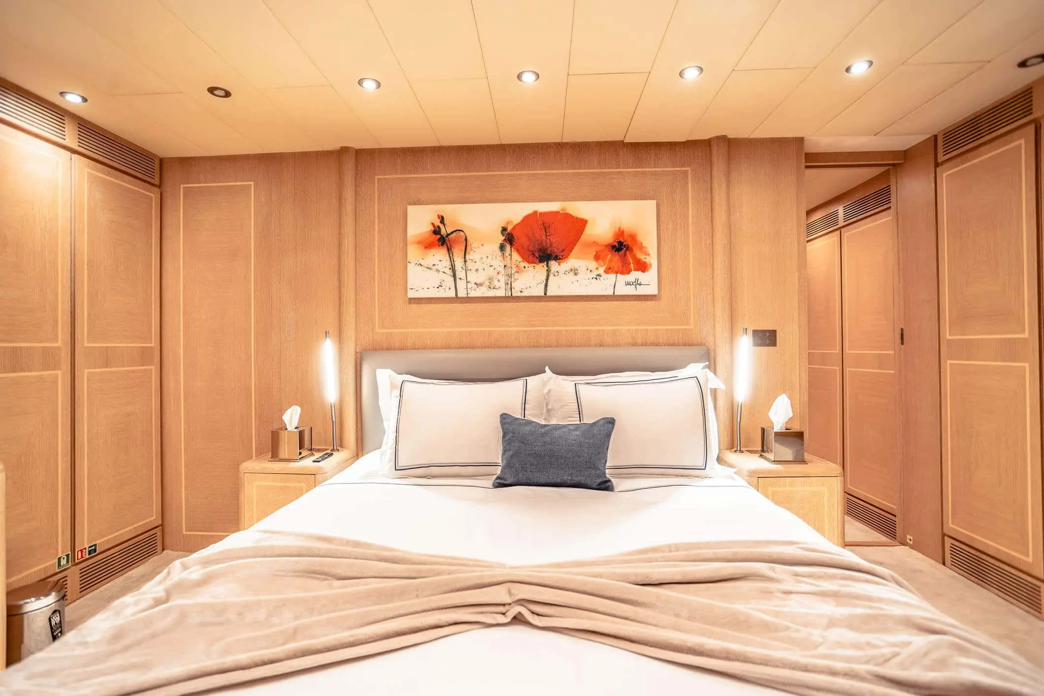 Baglietto 105 HT full-beam master cabin with double berth