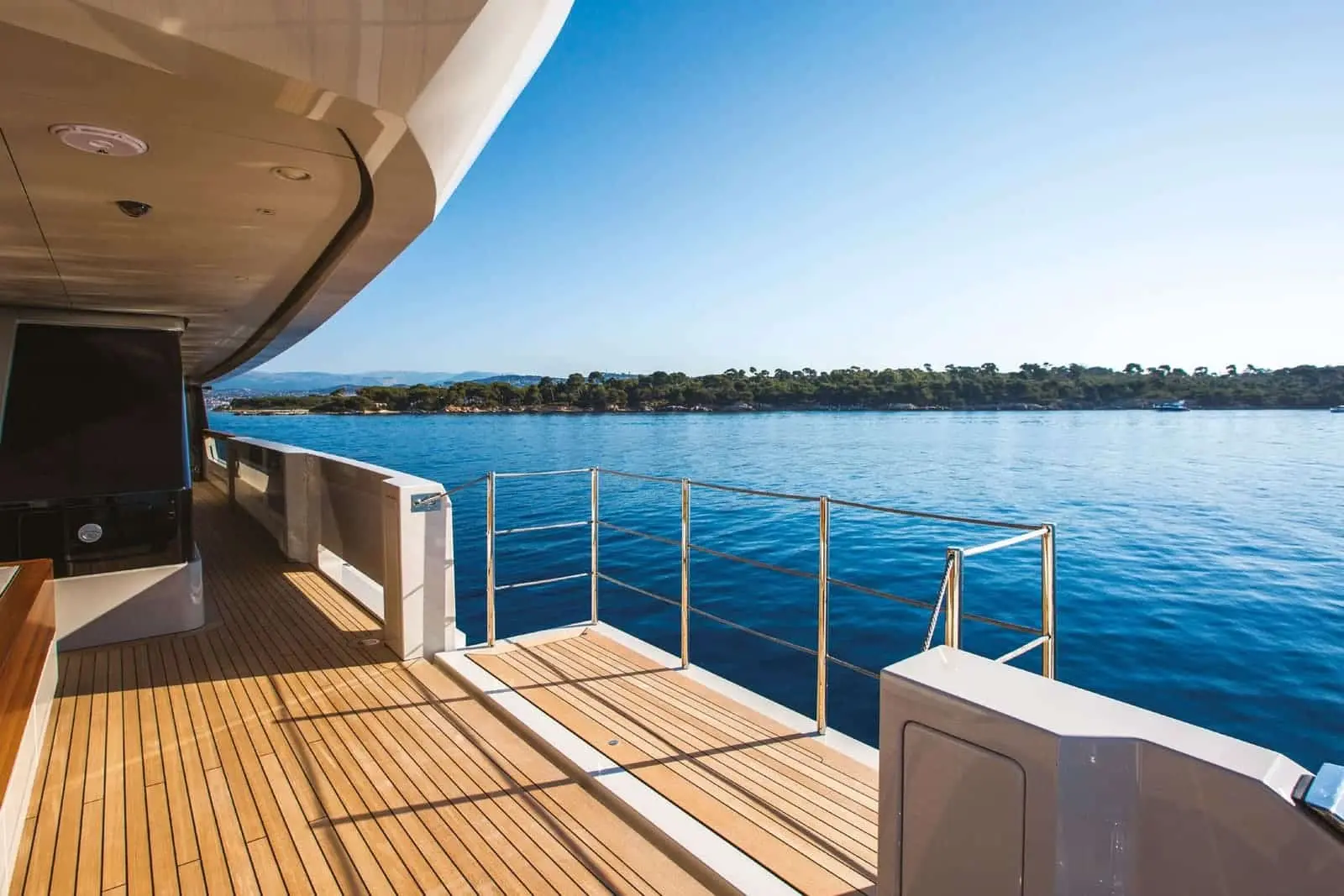Tankoa S501 side deck walkway with sea views, shipyard photo