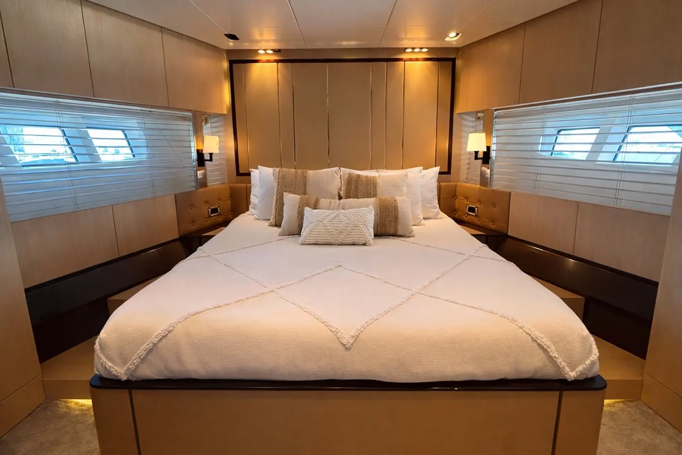 Azimut 88 VIP double cabin with shuttered hull side windows
