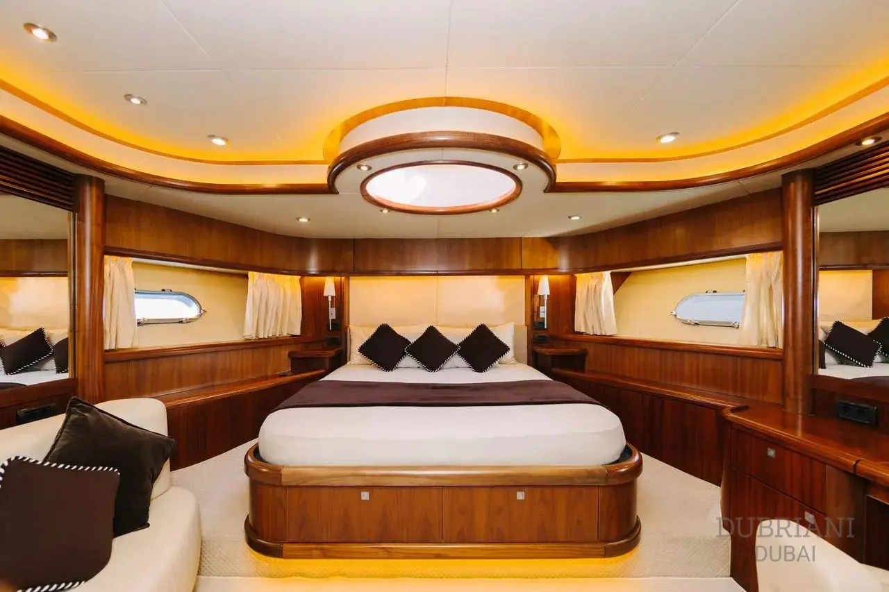 Sunseeker 88 yacht VIP bedroom cabin interior