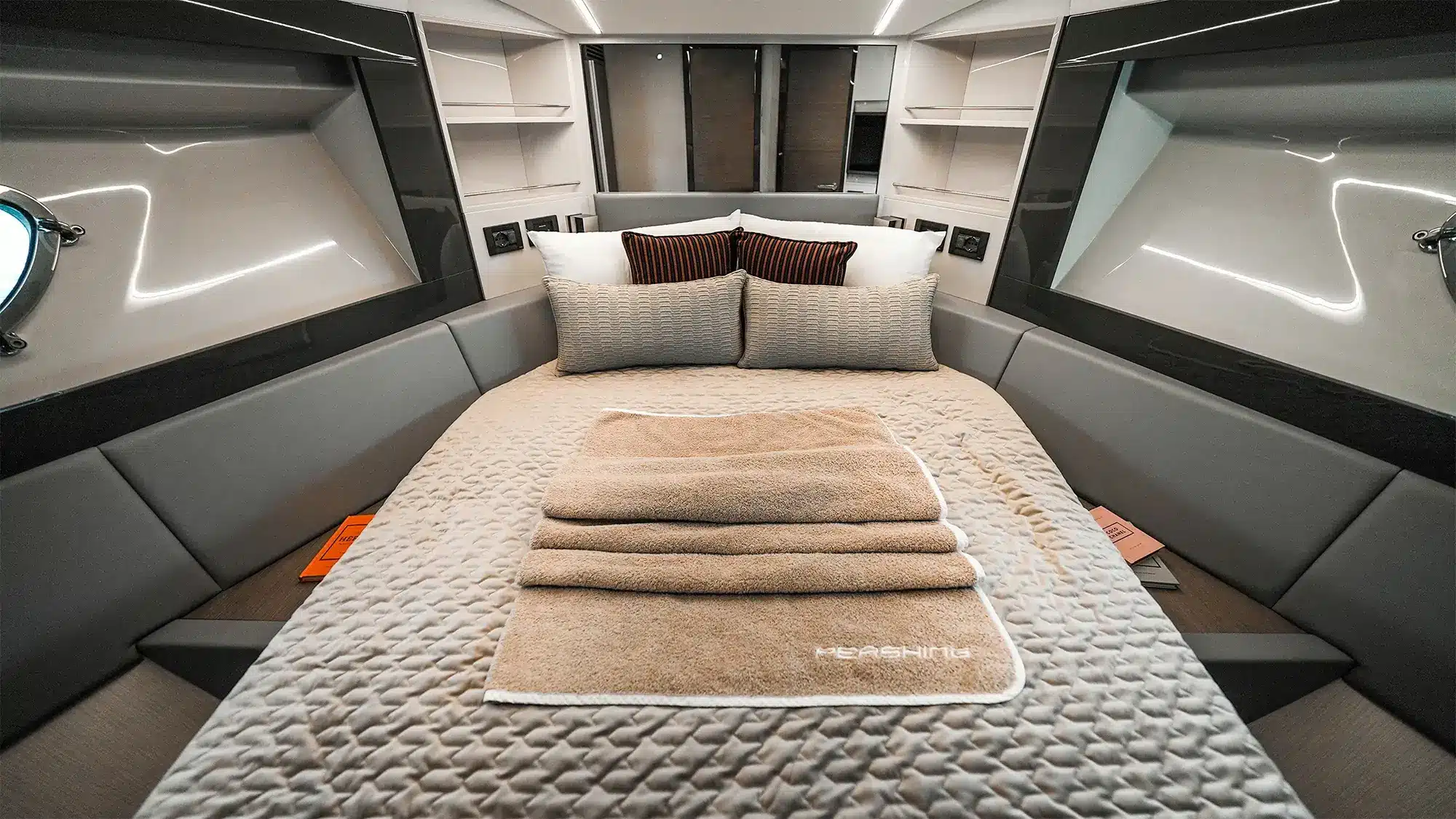 Guest cabin with double bed, Pershing 5X