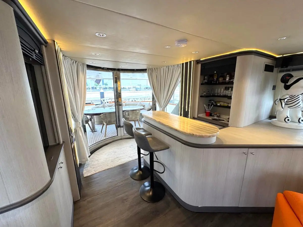 Azimut 100 Jumbo saloon bar counter with stools and pop art