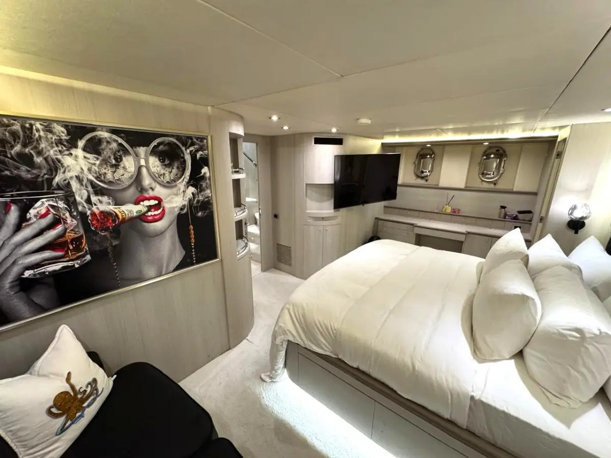 Azimut 100 Jumbo guest double cabin with motorsport art