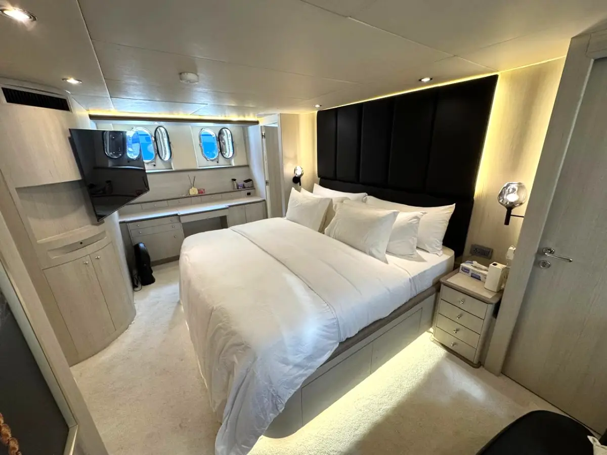 Azimut 100 Jumbo guest double cabin with a small vanity desk