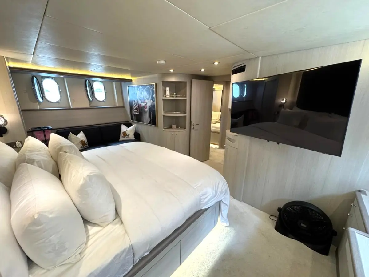 Azimut 100 Jumbo guest double cabin with a wall television