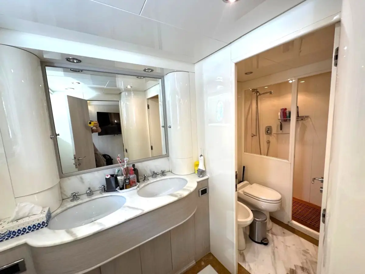 Azimut 100 Jumbo master bathroom with a double vanity unit