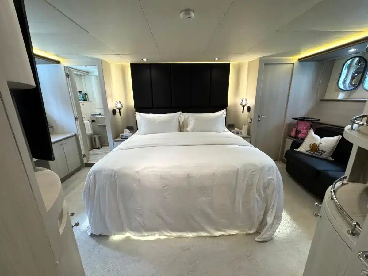 Azimut 100 Jumbo master cabin with chaise and television
