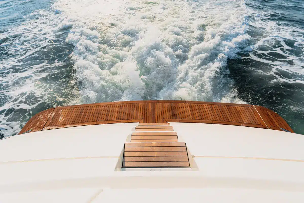 Azimut 100 Jumbo teak swim platform with the wake underway