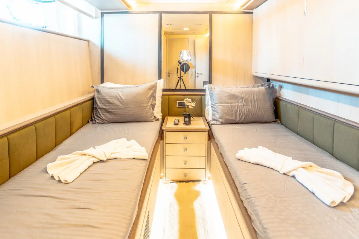 Azimut 100 Jumbo twin cabin with two berths and drawers