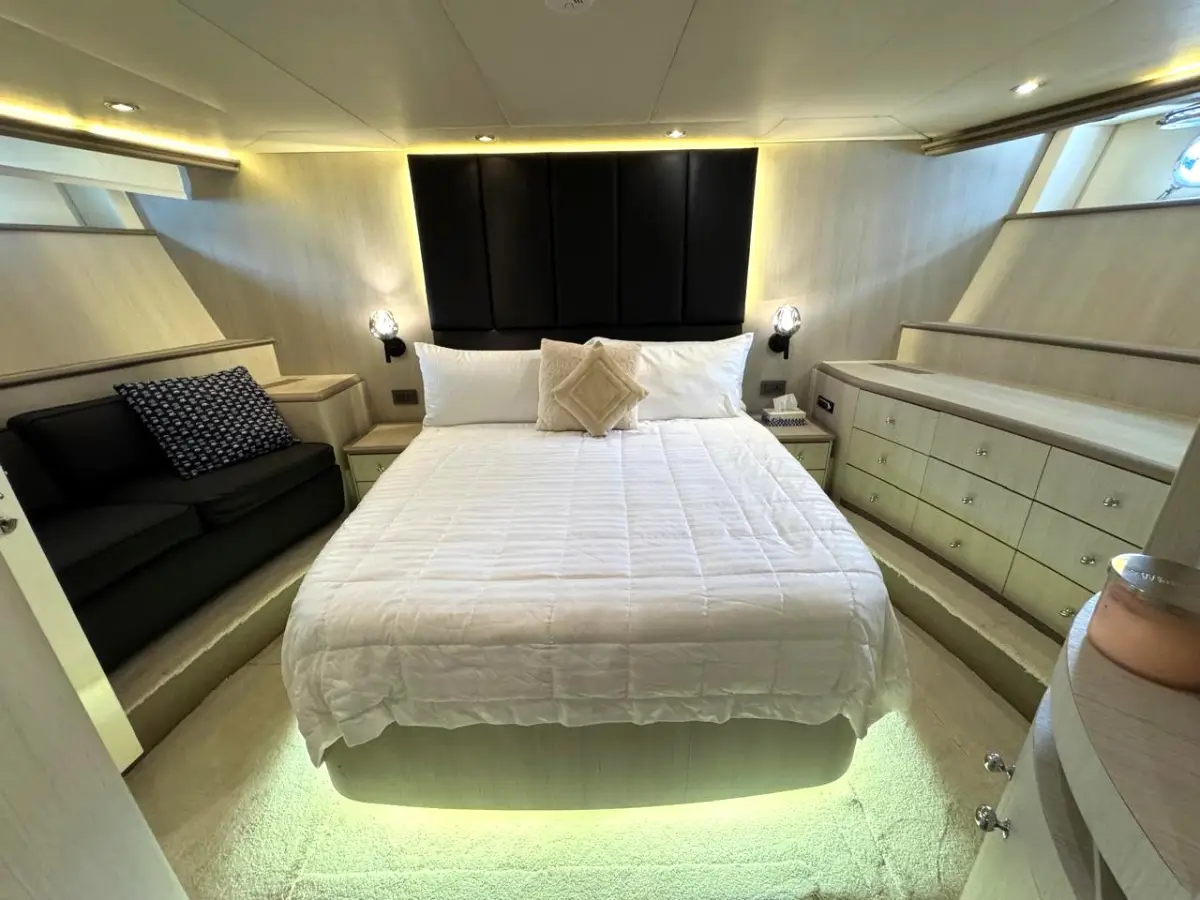 Azimut 100 Jumbo VIP double cabin with a small sofa beside