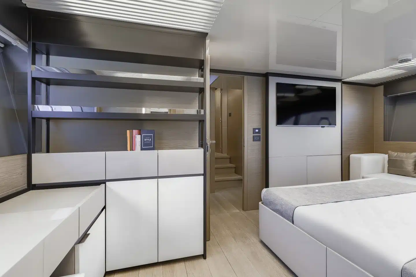 Ferretti 780 twin cabin with single berths, desk and storage