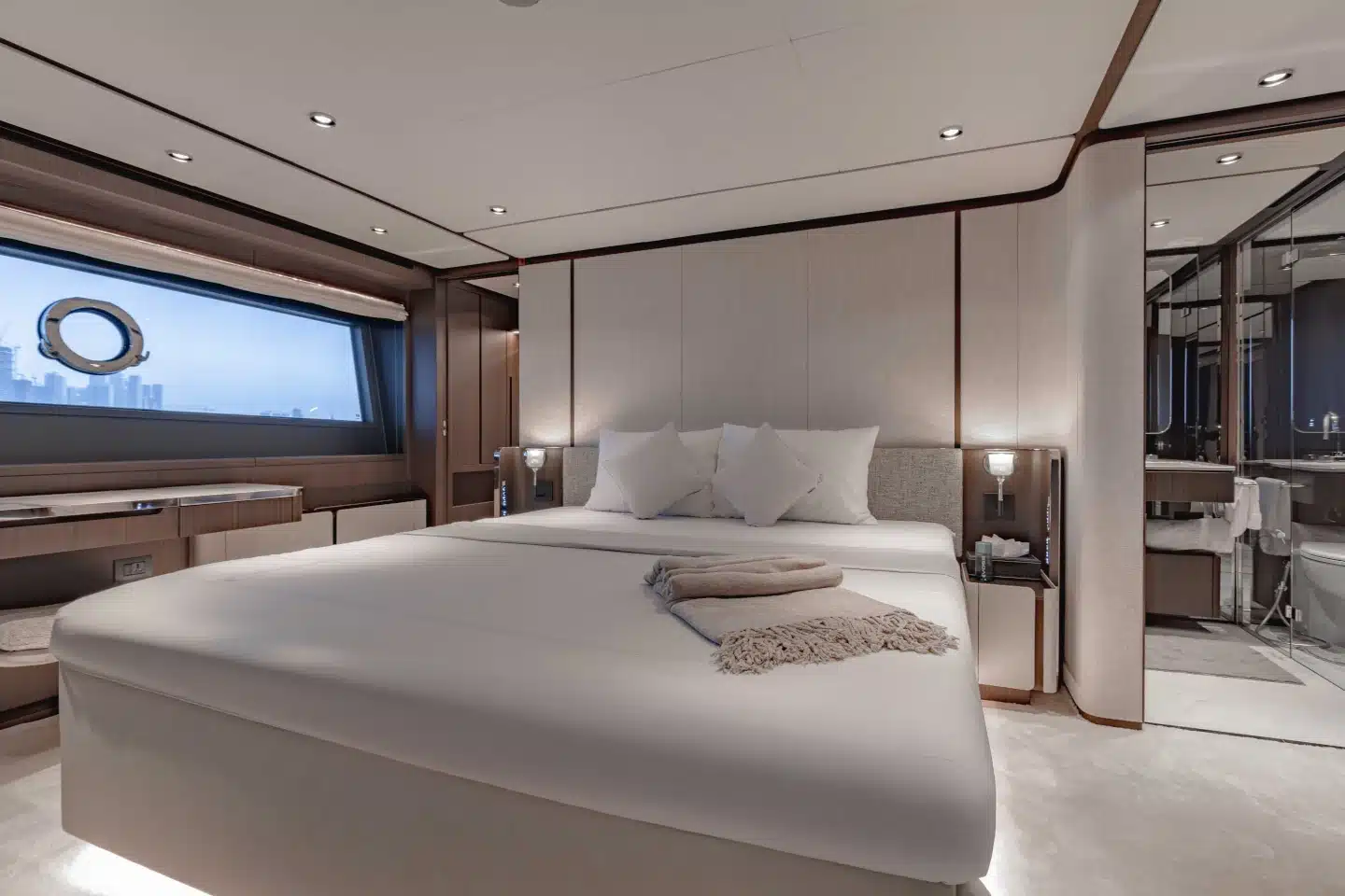 Ferretti 860 full-beam master cabin with king berth and hull windows