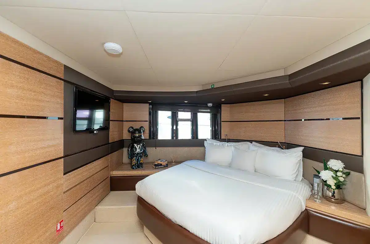 Eva 60 Azimut yacht guest cabin