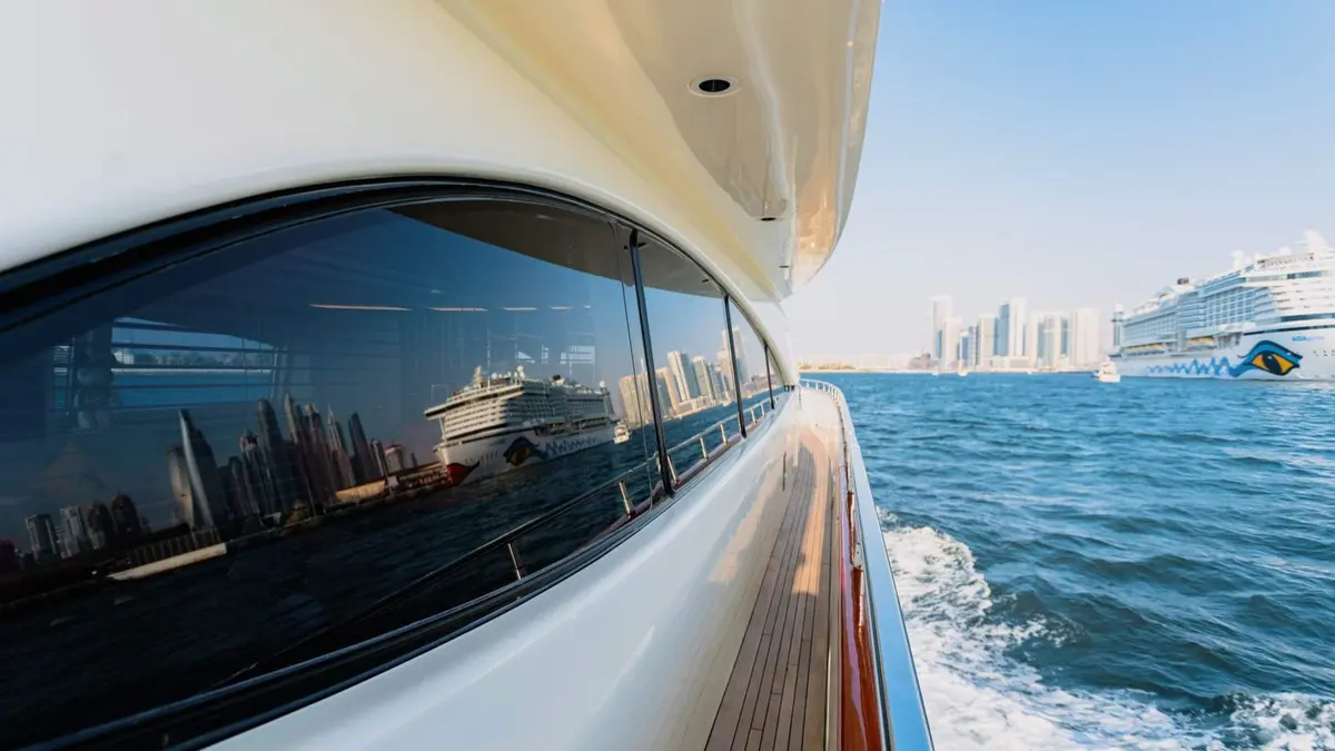 Azimut 100 superyacht rental Dubai photo 4