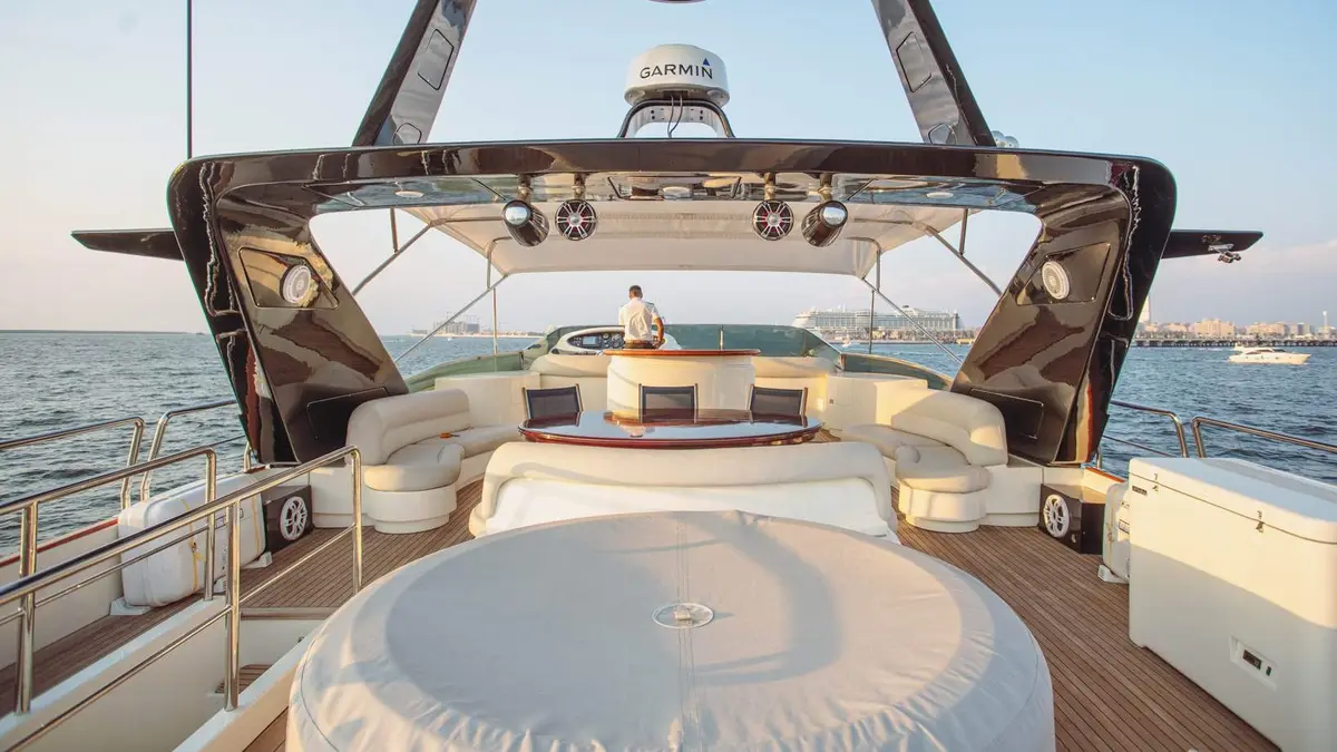 Azimut 100 superyacht rental Dubai photo 5