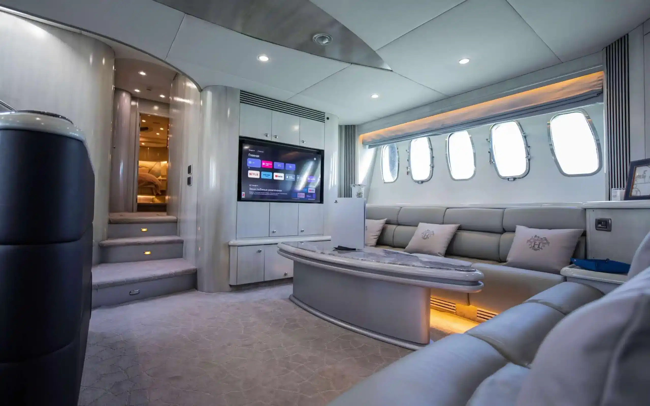 Black Predator 95 yacht rental Dubai photo 5