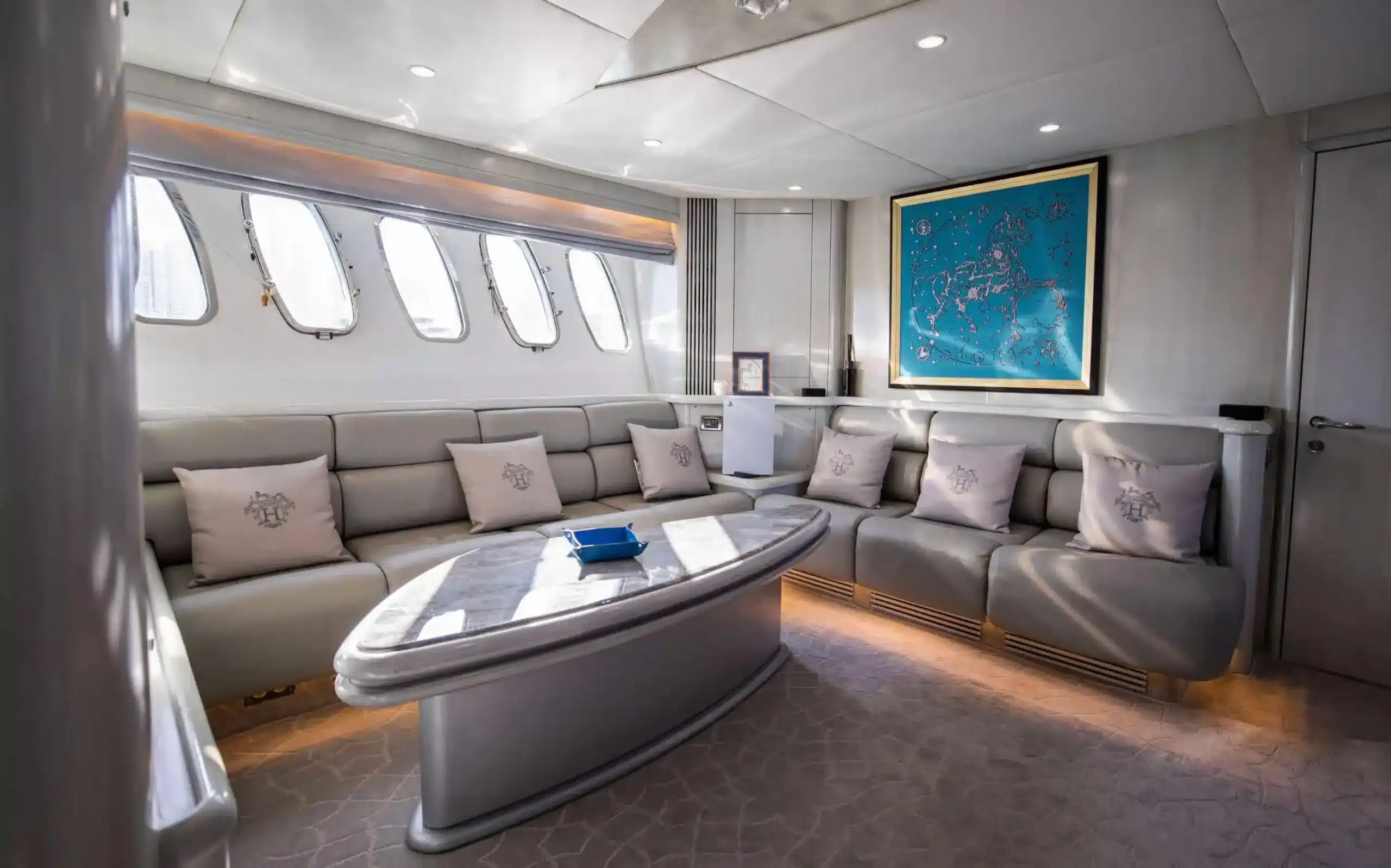 Black Predator 95 yacht rental Dubai photo 6