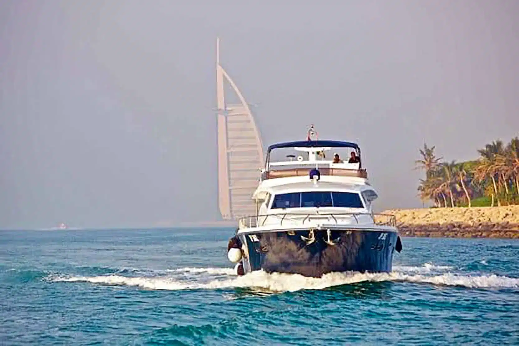 Vivir 80ft yacht cruising off Dubai