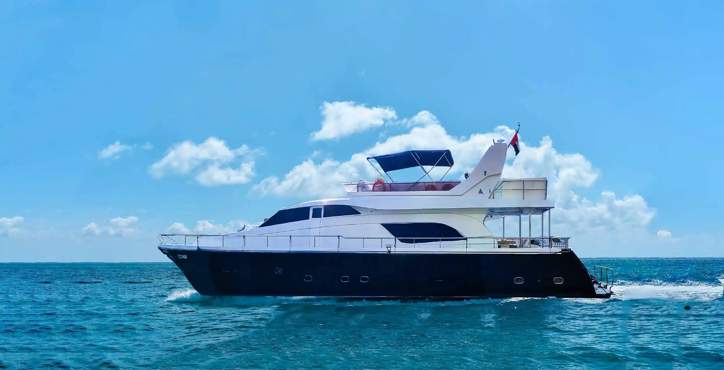 Vivir 80ft yacht cruising off Dubai