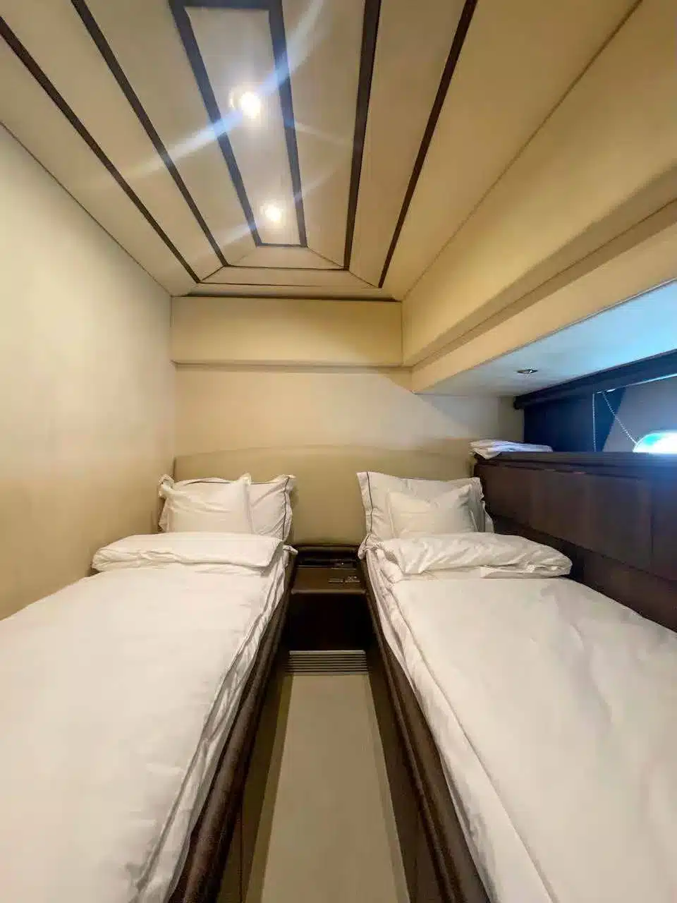 Vivir yacht cabin with double bed