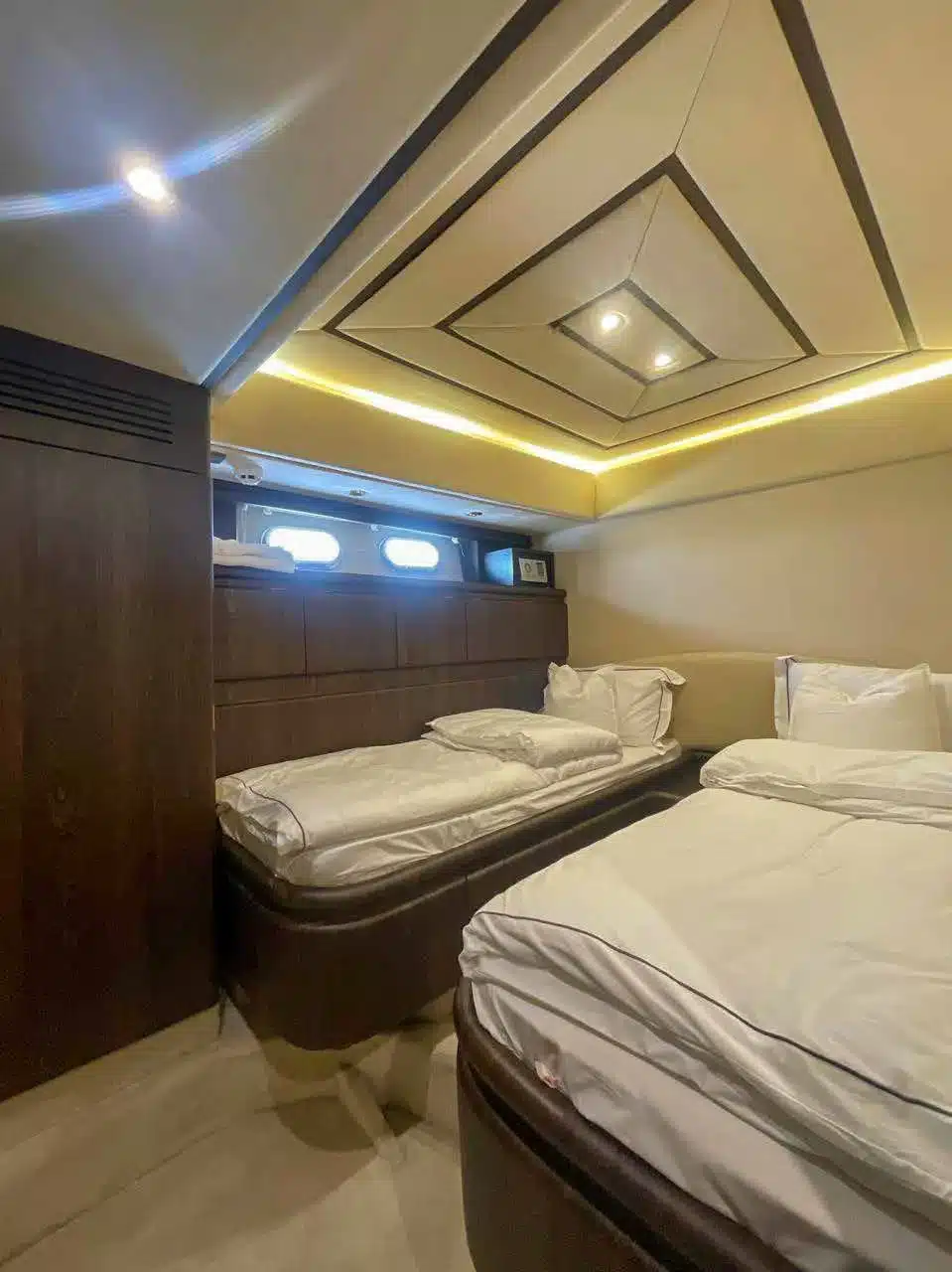 Vivir yacht cabin with double bed