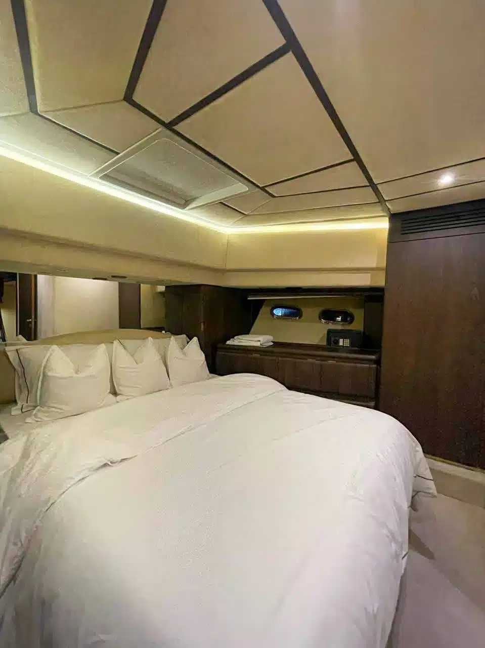 Vivir yacht cabin with double bed