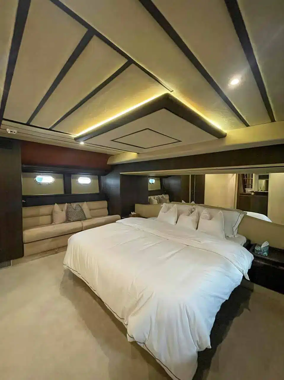 Vivir yacht cabin with double bed