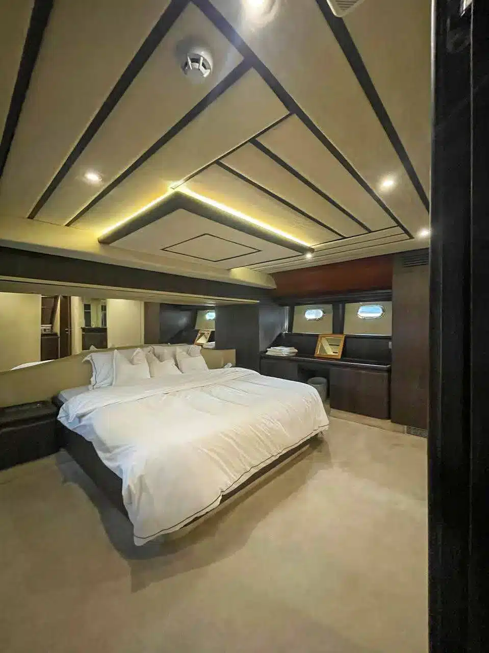 Vivir yacht cabin with double bed