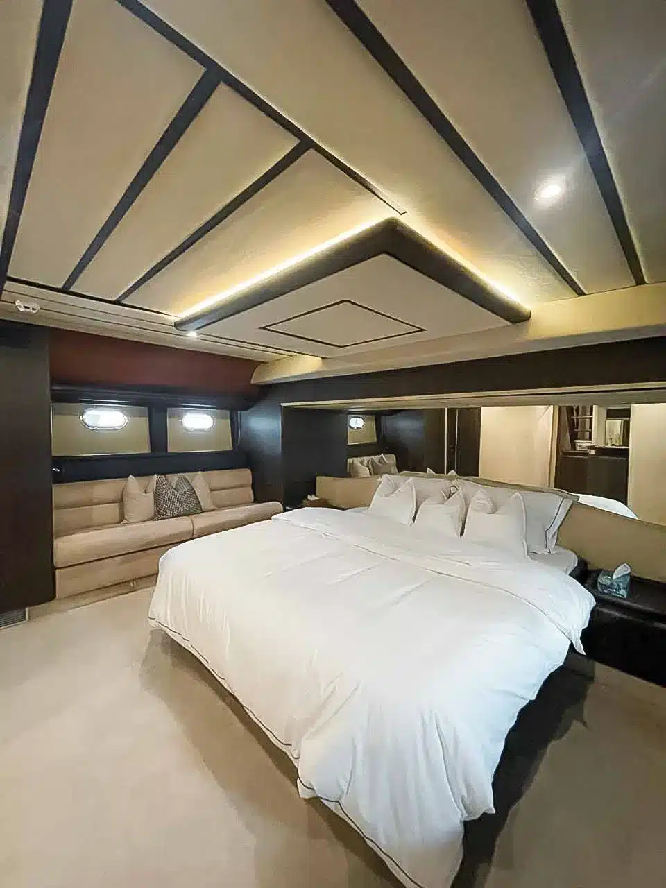 Vivir yacht cabin with double bed