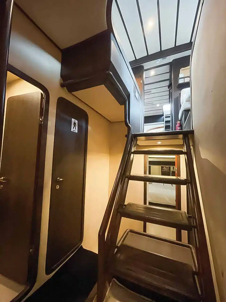 Vivir yacht cabin with double bed