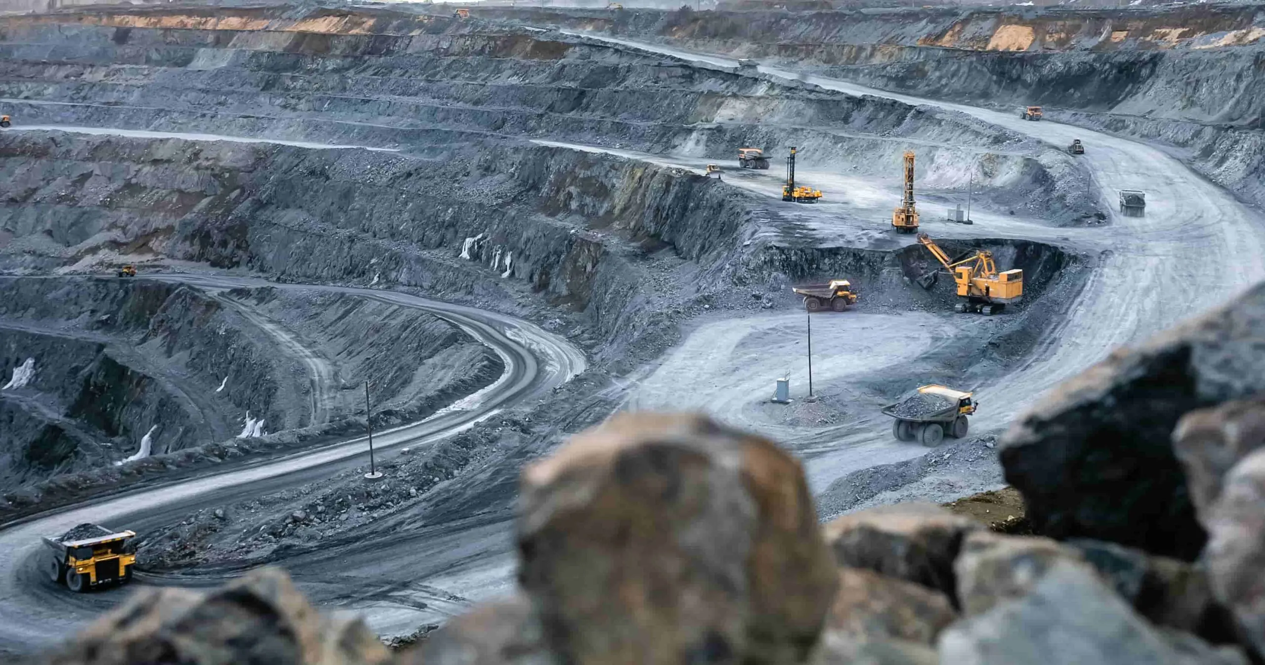 Une grande mine avec des machines vues d'en haut.