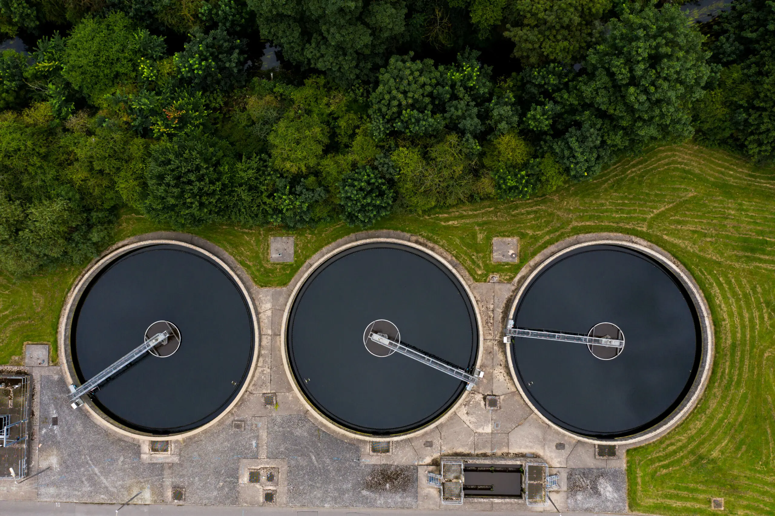 Luftaufnahme der Tanks einer britischen Abwasser- und Wasseraufbereitungsanlage, die die Ableitung und Wiederverwendung von Abwasser sowie die Wiederverwendung von Abwasser ermöglicht.