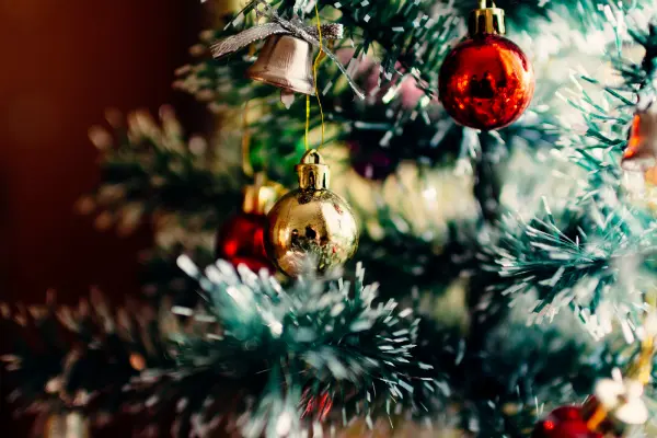 picture of christmas tree symbolizing divorce at the holidays