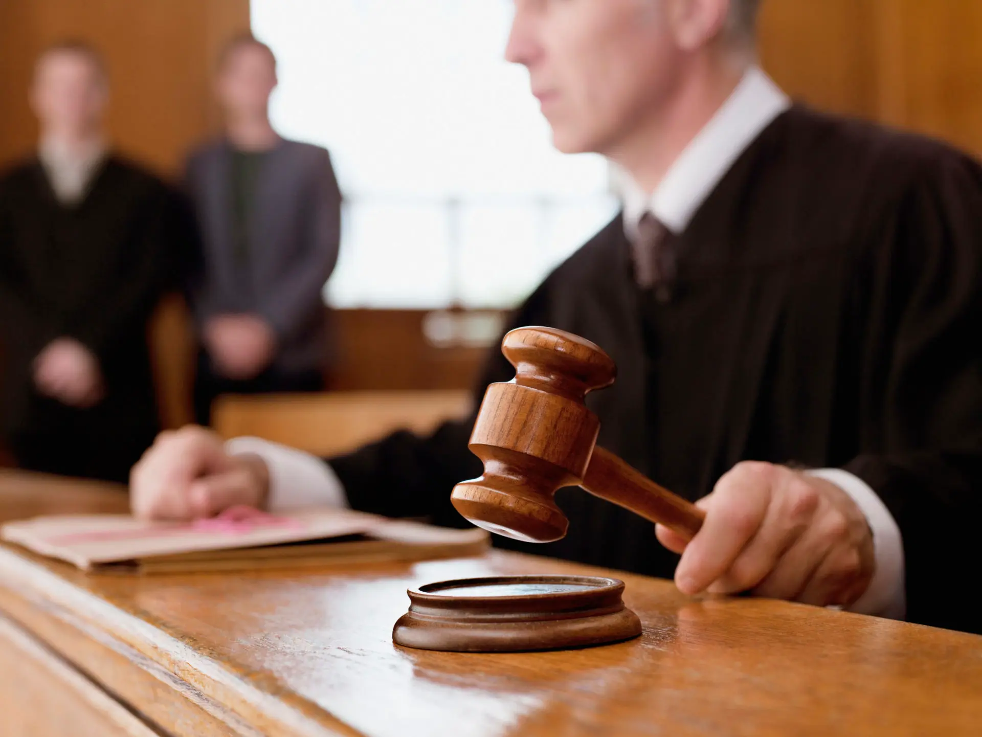 judge banging gavel to symbolize ruling on case where child refuses to visit parent