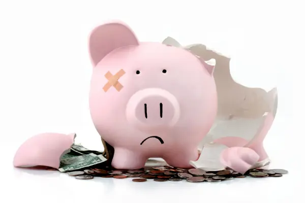 broken piggy bank to symbolize child support effect on divorce