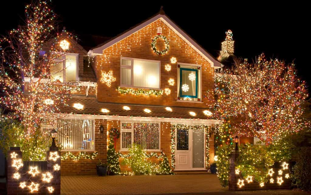 Anchorage guide to putting up and taking down Christmas lights safely, on time, and without stress.