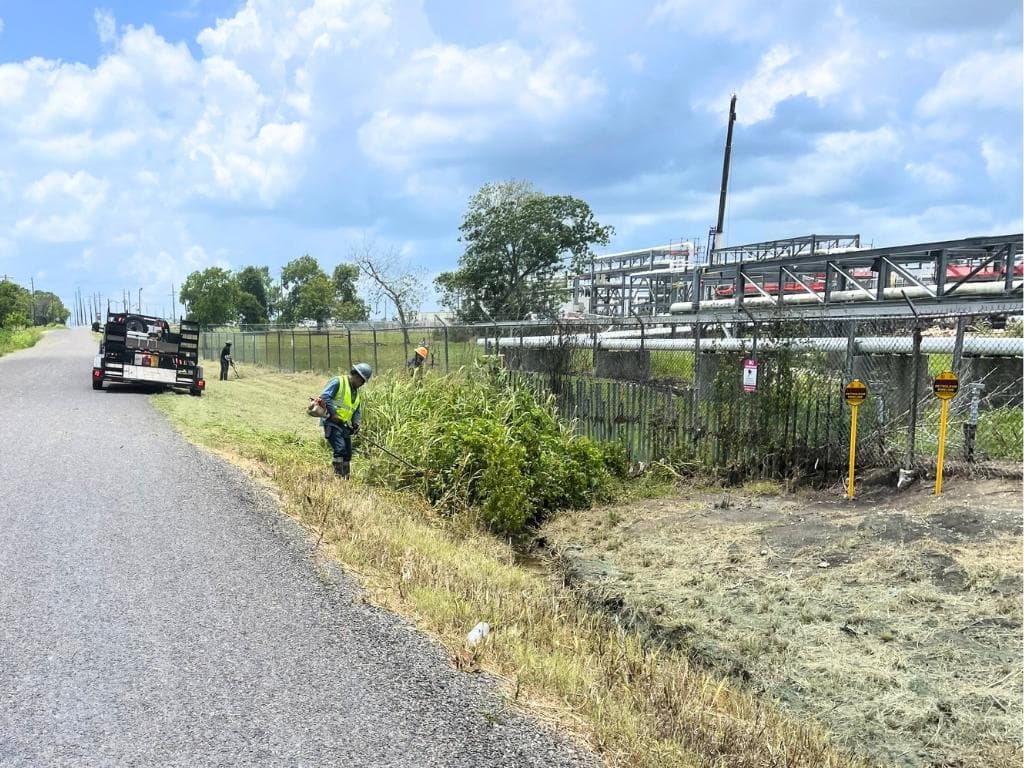 Stronghold Vegetation Management 16710 County Rd 569 Rosharon, TX 77583, USA 281 369 0321 weed control for lawns