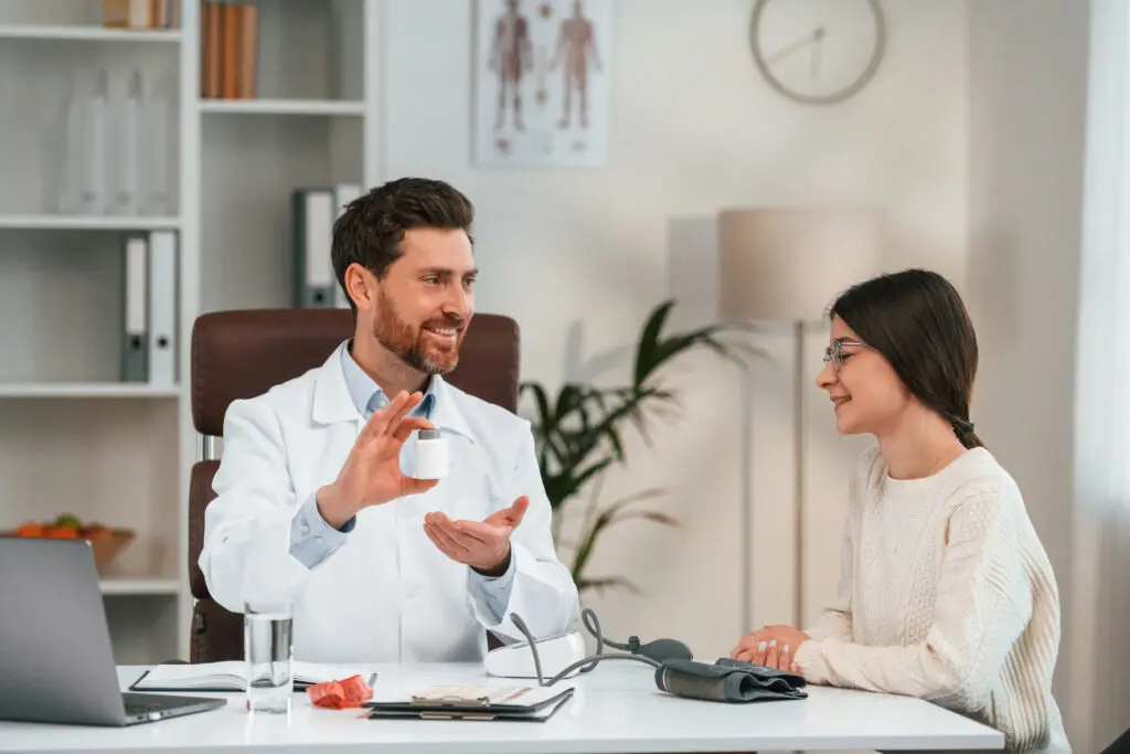 ZODU Health Services | Terapia individual "Un individuo comprometido en una sesión de terapia calmada y solidaria."