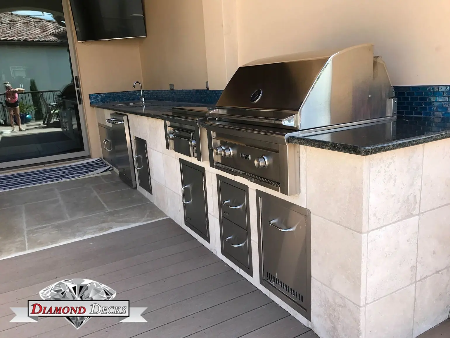 Contemporary outdoor kitchen