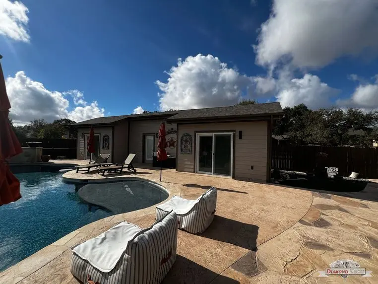 Custom patio cover project by Diamond Decks in San Antonio, TX (project photo 4, view 2)